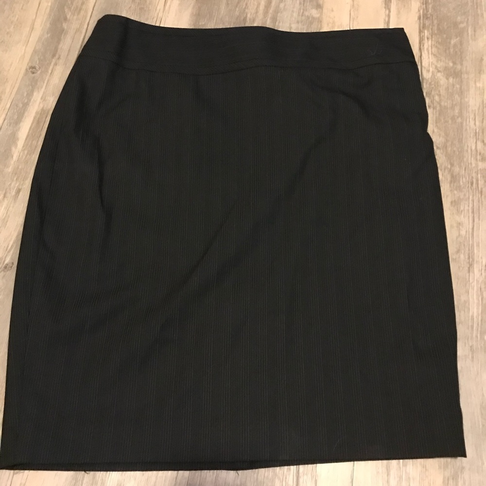 The limited career skirt dark grey pin stripes